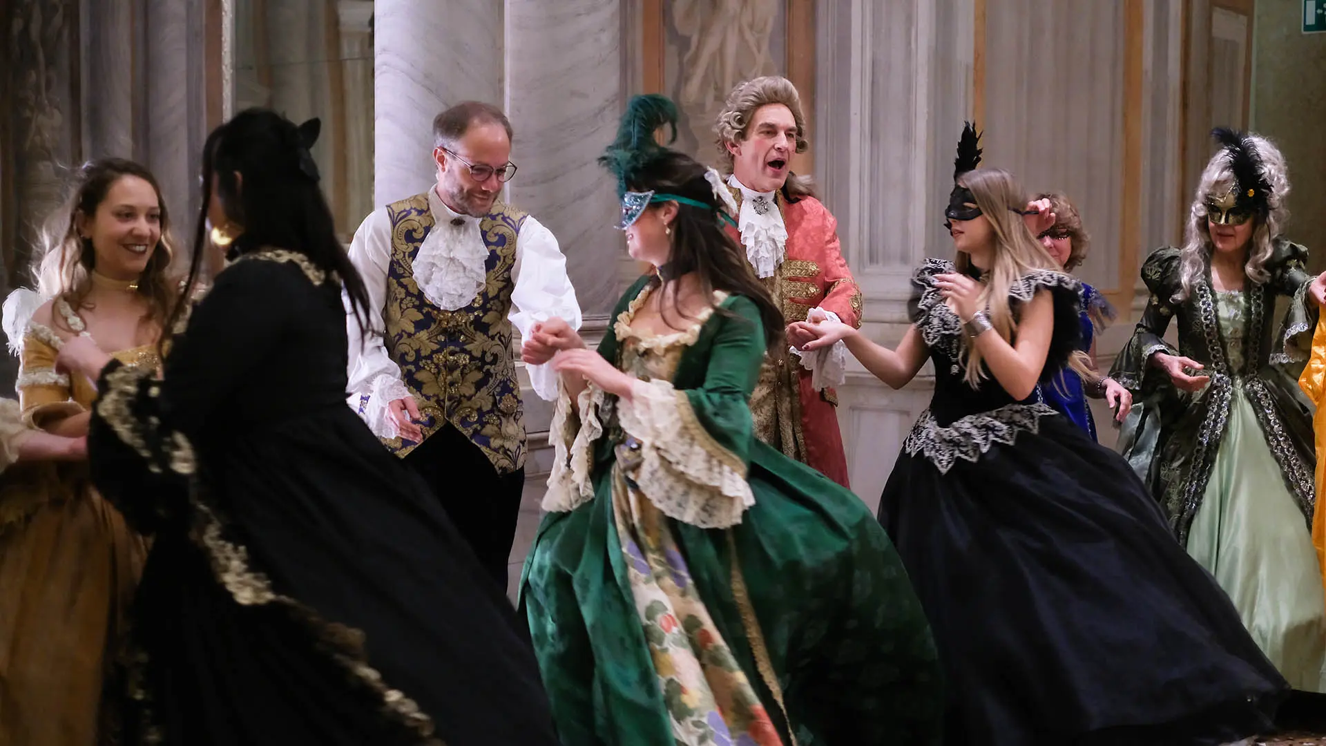 Un ballo in maschera per inaugurare il carnevale.