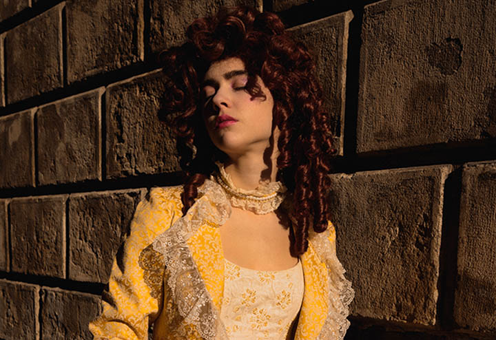 1700s lady costume in yellow