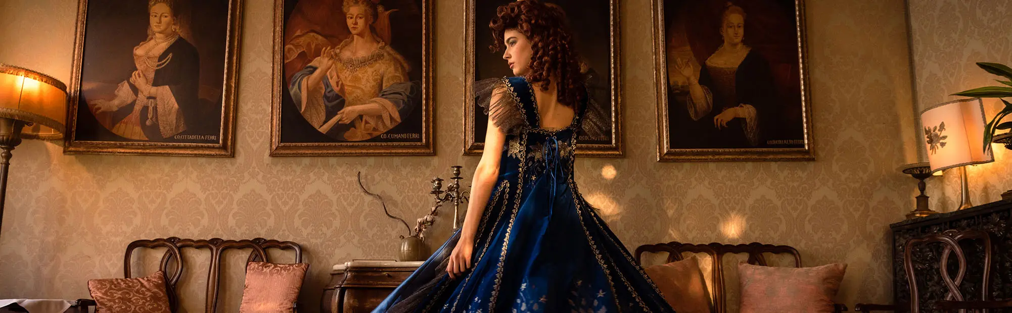 Modella in costume in un palazzo veneziano